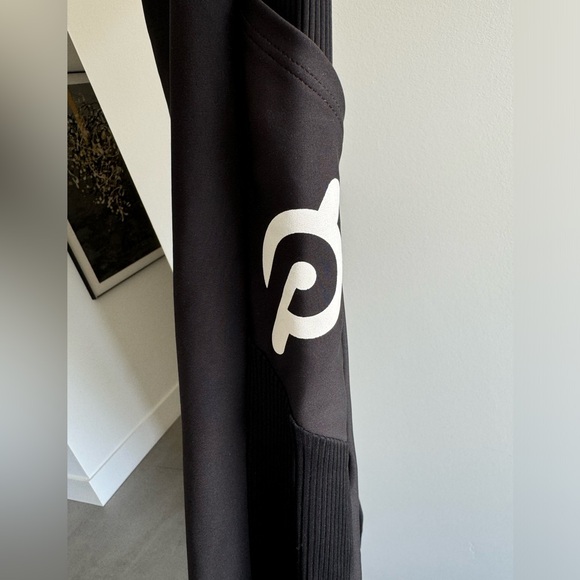 Peloton black logo leggings with 2 side pockets, size small - Picture 12 of 13